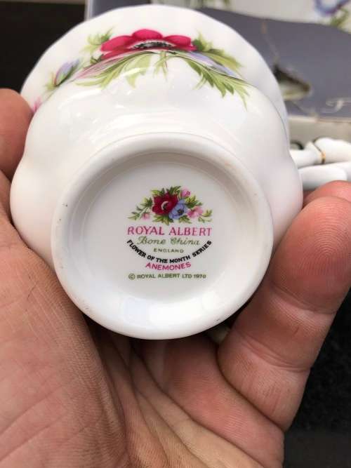 ROYAL ALBERT ANEMONES FLOWER OF THE MONTH MARCH DUO AND POSY IN THE ORIGINAL BOX - DUO IS MINT !!!