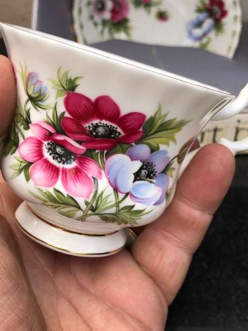 ROYAL ALBERT ANEMONES FLOWER OF THE MONTH MARCH DUO AND POSY IN THE ORIGINAL BOX - DUO IS MINT !!!