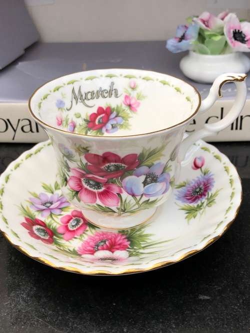 ROYAL ALBERT ANEMONES FLOWER OF THE MONTH MARCH DUO AND POSY IN THE ORIGINAL BOX - DUO IS MINT !!!