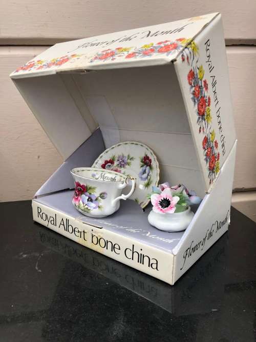 ROYAL ALBERT ANEMONES FLOWER OF THE MONTH MARCH DUO AND POSY IN THE ORIGINAL BOX - DUO IS MINT !!!
