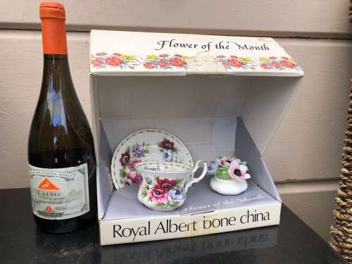 ROYAL ALBERT ANEMONES FLOWER OF THE MONTH MARCH DUO AND POSY IN THE ORIGINAL BOX - DUO IS MINT !!!