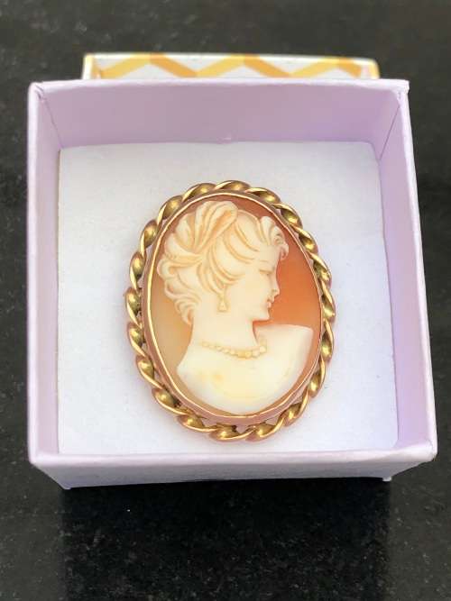 STUNNING  9ct YELLOW GOLD MOUNTED CARVED SHELL CAMEO PENDANT BROOCH - CLEARLY MARKED