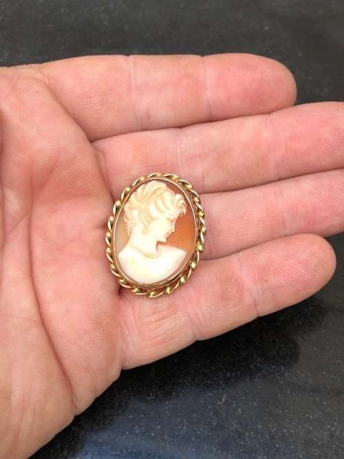 STUNNING  9ct YELLOW GOLD MOUNTED CARVED SHELL CAMEO PENDANT BROOCH - CLEARLY MARKED