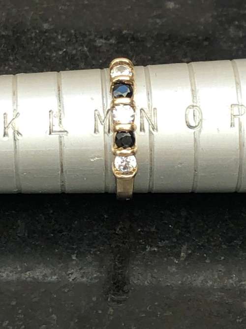 9ct YELLOW GOLD WITH CLEAR CUBIC ZIRCONIAS AND BLUE SAPPHIRES ENGAGEMENT RING - SIZE N - 1.56g