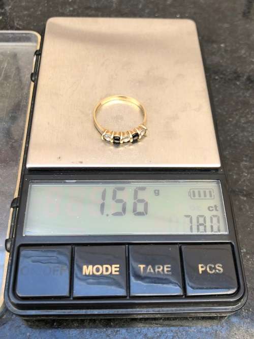 9ct YELLOW GOLD WITH CLEAR CUBIC ZIRCONIAS AND BLUE SAPPHIRES ENGAGEMENT RING - SIZE N - 1.56g