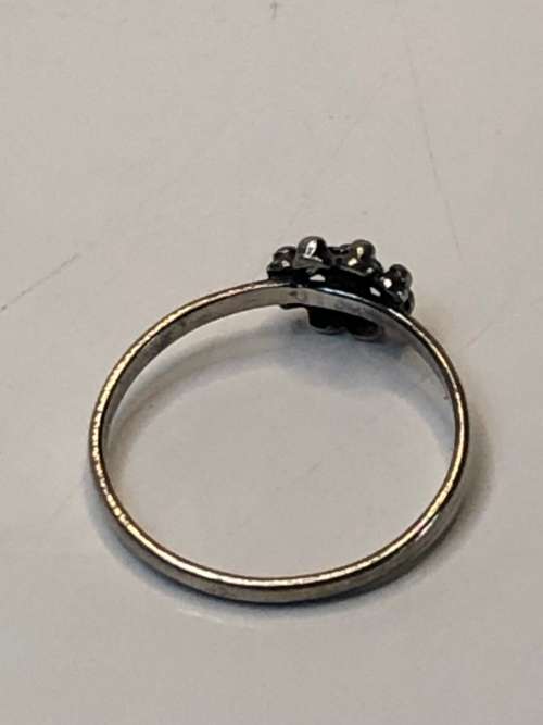 STUNNING STERLING SILVER LITTLE ROSETTE FASHION RING - SIZE P - 1.31g