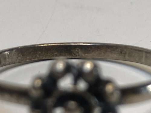 STUNNING STERLING SILVER LITTLE ROSETTE FASHION RING - SIZE P - 1.31g