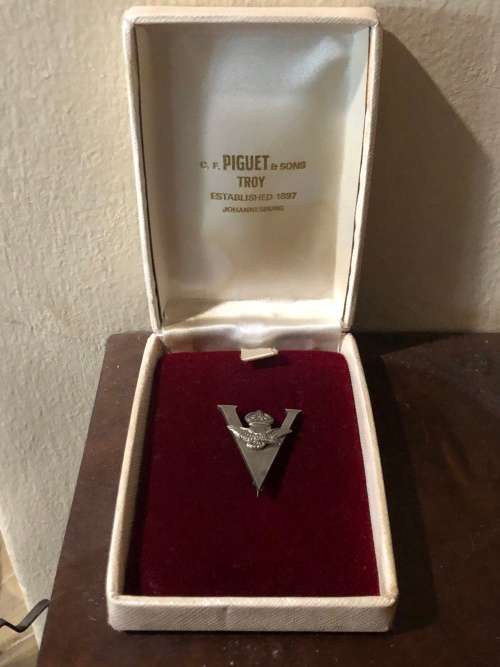 WOW !!!! SUPER RARE WW2 RAF VICTORY BADGE , IN EXCELLENT CONDITION - SAAF POSSIBLY AS WELL
