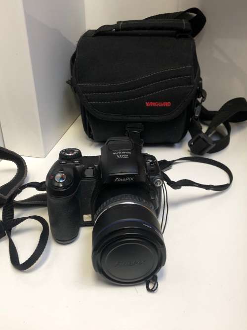 FUJIFILM FINEPIX S5000 WITH THE MANUAL , MEMORY CARD AND CAMERA BAG - WORKING 100%