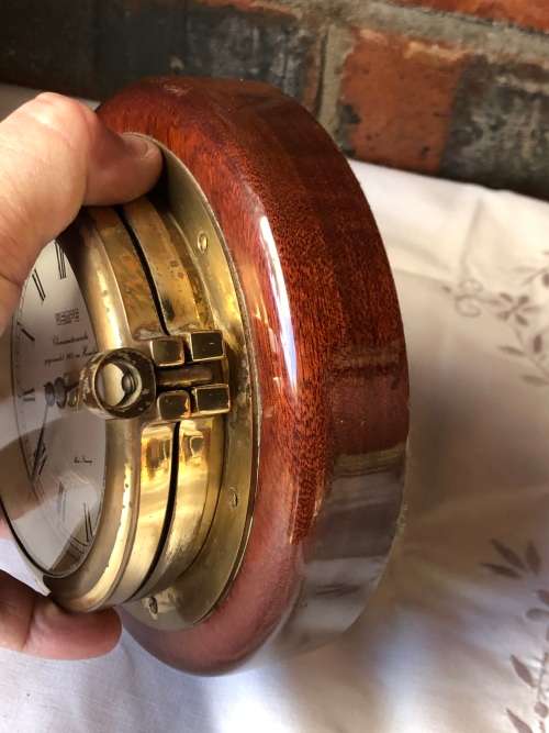 STUNNING GERMAN BRASS PORTHOLE SHIPS CLOCK ON A MAHOGANY BASE - QUARTZ MOVEMENT - WORKING