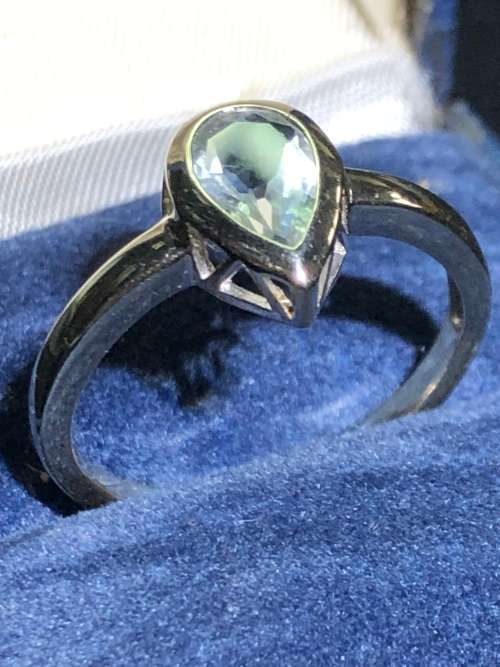BEAUTIFUL 9ct WHITE GOLD RING WITH A 1.3kt TEARDROP AQUAMARINE IN BEZEL SETTING - SIZE R - 2.3g