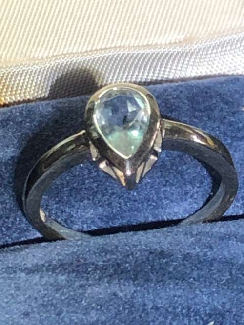 BEAUTIFUL 9ct WHITE GOLD RING WITH A 1.3kt TEARDROP AQUAMARINE IN BEZEL SETTING - SIZE R - 2.3g