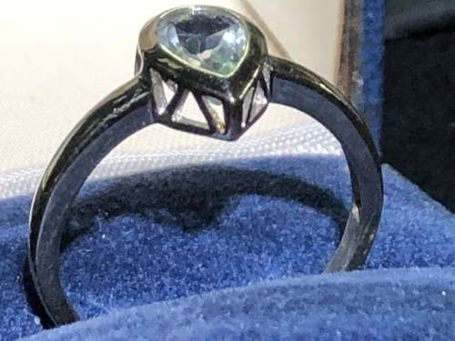 BEAUTIFUL 9ct WHITE GOLD RING WITH A 1.3kt TEARDROP AQUAMARINE IN BEZEL SETTING - SIZE R - 2.3g