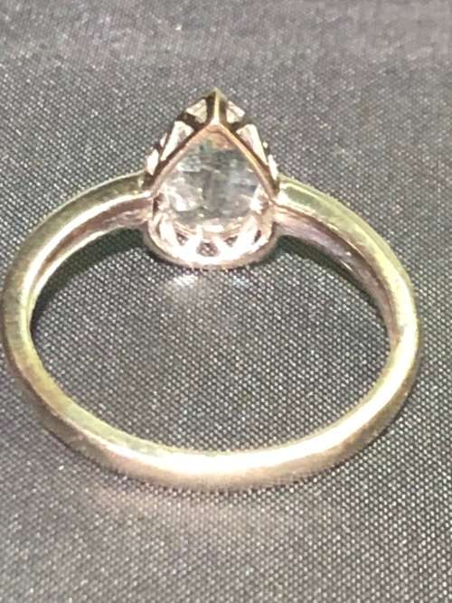BEAUTIFUL 9ct WHITE GOLD RING WITH A 1.3kt TEARDROP AQUAMARINE IN BEZEL SETTING - SIZE R - 2.3g