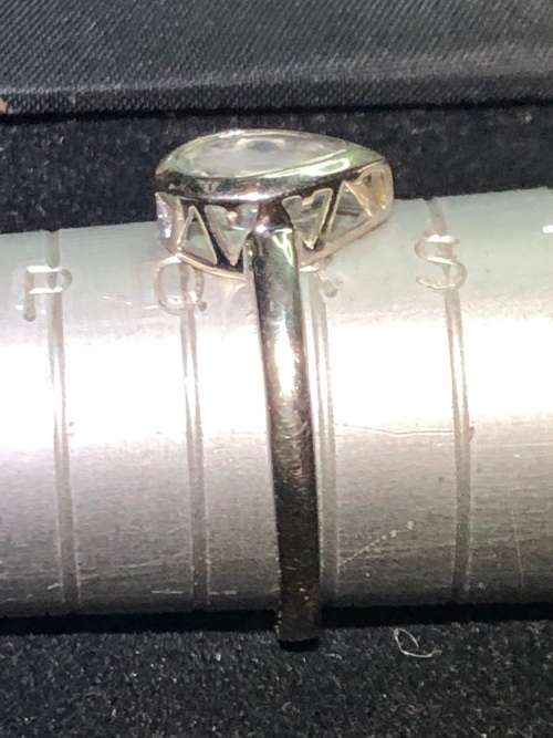 BEAUTIFUL 9ct WHITE GOLD RING WITH A 1.3kt TEARDROP AQUAMARINE IN BEZEL SETTING - SIZE R - 2.3g