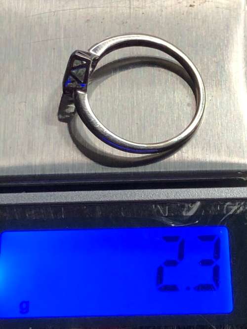 BEAUTIFUL 9ct WHITE GOLD RING WITH A 1.3kt TEARDROP AQUAMARINE IN BEZEL SETTING - SIZE R - 2.3g