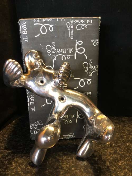 CARROL BOYES (1954 - 2019) NECK AND NECK PATTERN WALL MOUNTED BOTTLE HOLDER - BOXED LIKE NEW