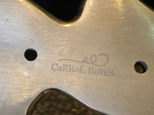 CARROL BOYES (1954 - 2019) NECK AND NECK PATTERN WALL MOUNTED BOTTLE HOLDER - BOXED LIKE NEW
