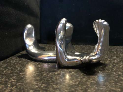 CARROL BOYES (1954 - 2019) NECK AND NECK PATTERN WALL MOUNTED BOTTLE HOLDER - BOXED LIKE NEW