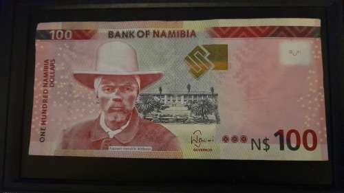 *** 100 N$ ***