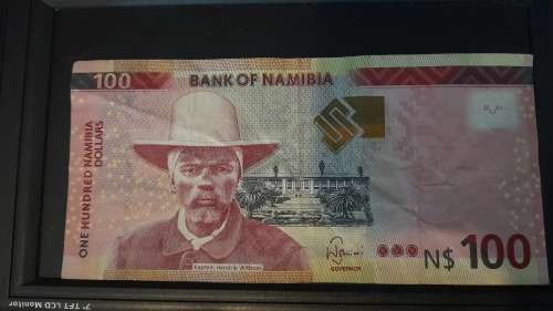 *** 100 N$ ***