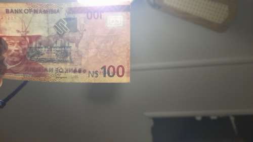 *** 100 N$ ***