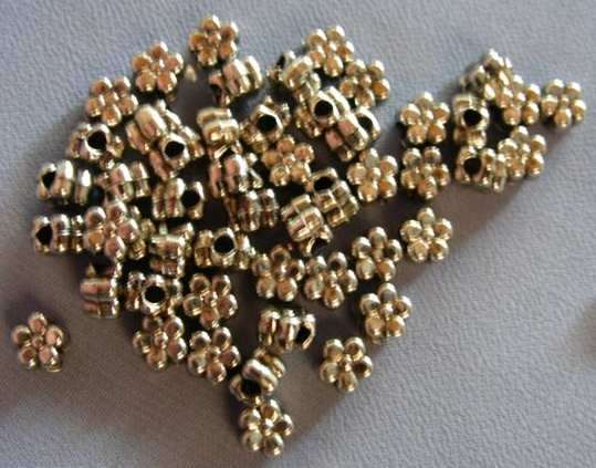 50x Silver Daisy spacers / beads - 5mm