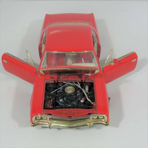 Road signature 1970 AMC Rebel model car - Scale 1/18 - Left front suspension support arm broken