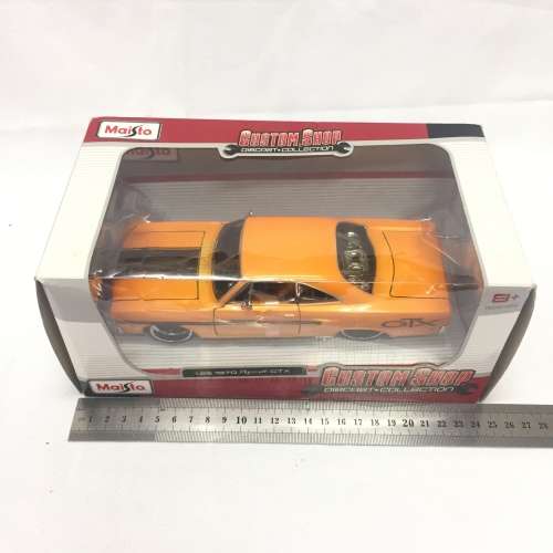 Maisto Custom shop 1970 Plymouth GTX model car - scale 1/25 in box