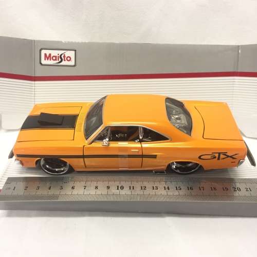 Maisto Custom shop 1970 Plymouth GTX model car - scale 1/25 in box