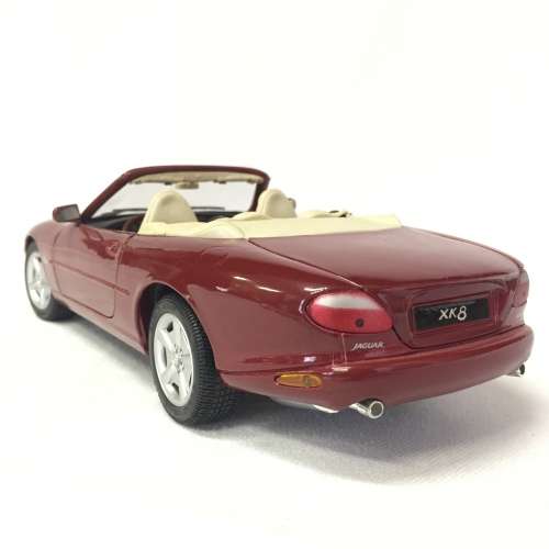 Maisto Jaguar XK8 model car - scale 1/18