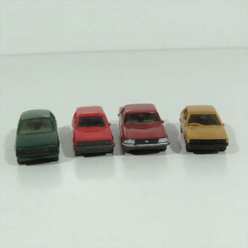 Lot of 4 HO scale plastic model cars