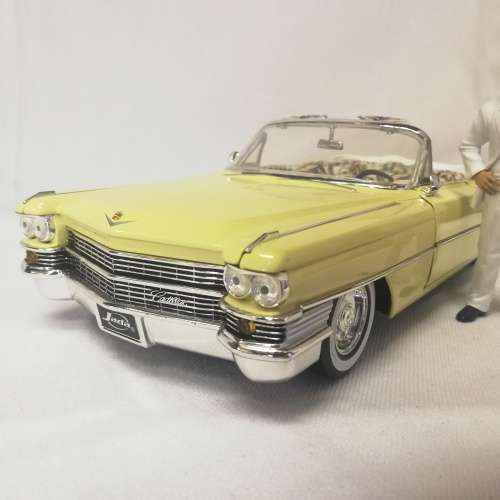 Jada Toys Scarface 1963 Cadillac DeVille model car with figurine - scale 1/18