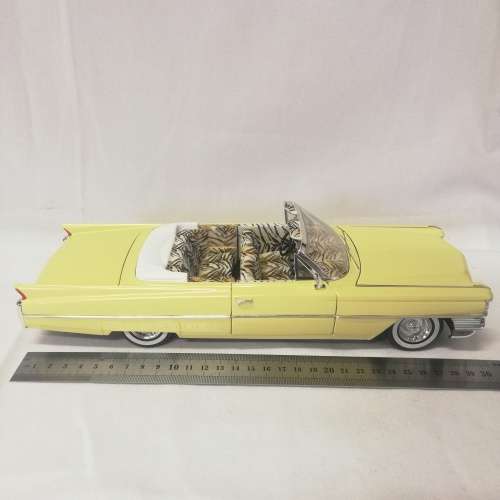 Jada Toys Scarface 1963 Cadillac DeVille model car with figurine - scale 1/18
