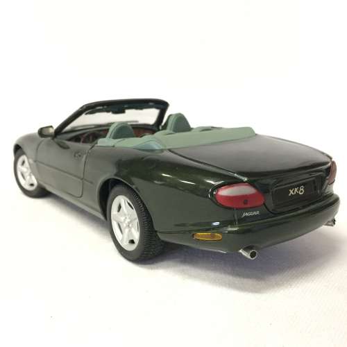 Maisto Jaguar XK8 model car - scale 1/18
