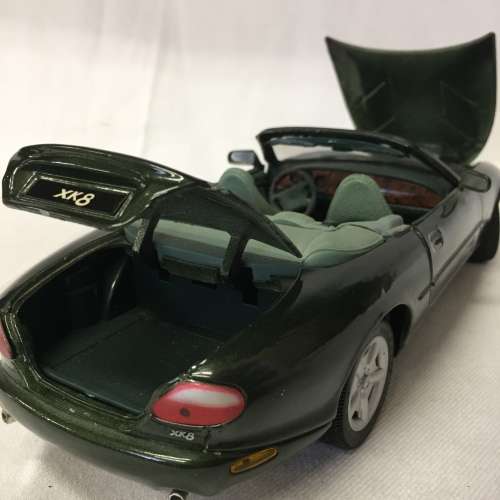 Maisto Jaguar XK8 model car - scale 1/18