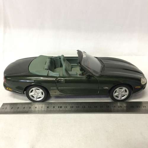 Maisto Jaguar XK8 model car - scale 1/18