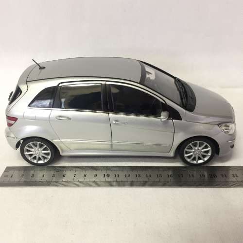 Kyosho Mercedes-Benz B-class model car - scale 1/18 - one mirror missing
