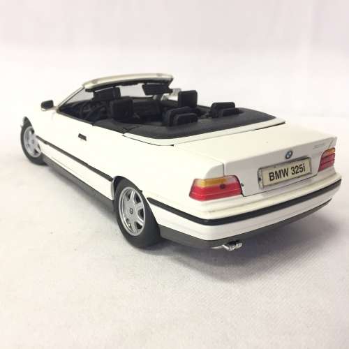 Maisto 1993 BMW 325i convertible model car - scale 1/18 - with soft top