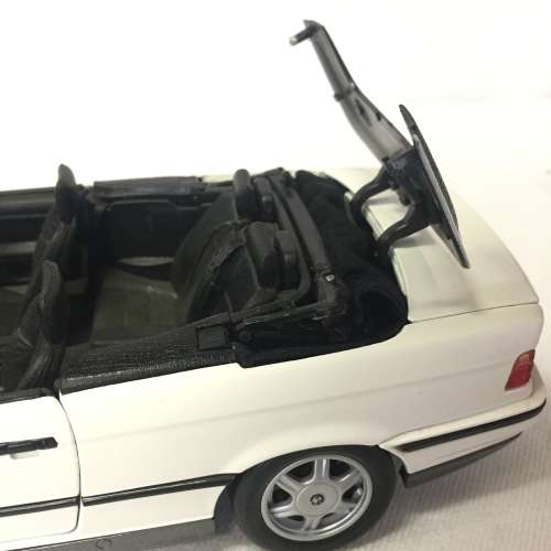 Maisto 1993 BMW 325i convertible model car - scale 1/18 - with soft top