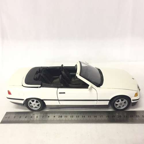 Maisto 1993 BMW 325i convertible model car - scale 1/18 - with soft top