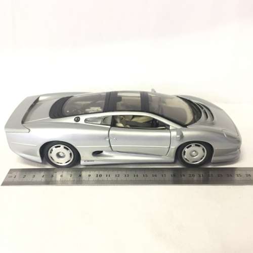 Maisto Jaguar XJ220 model car - scale 1/18