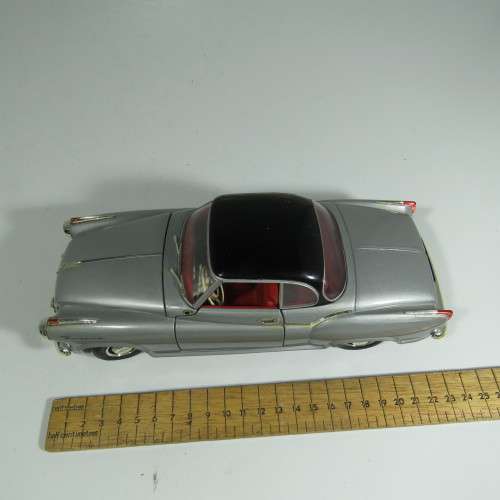 Revell Borgward Isabella model car - Right front wheel suspencion broken - Scale 1/18