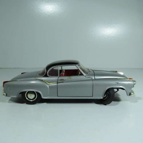 Revell Borgward Isabella model car - Right front wheel suspencion broken - Scale 1/18