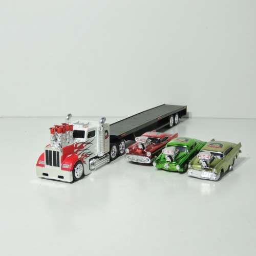 Muscle Machines Happy Holidays 2004 truck with 3 cars