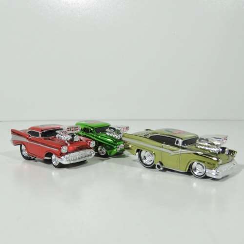 Muscle Machines Happy Holidays 2004 truck with 3 cars