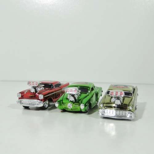 Muscle Machines Happy Holidays 2004 truck with 3 cars