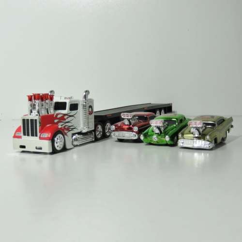 Muscle Machines Happy Holidays 2004 truck with 3 cars