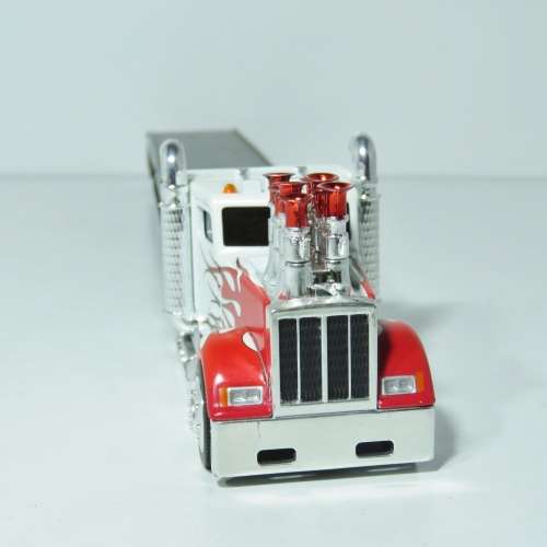 Muscle Machines Happy Holidays 2004 truck with 3 cars