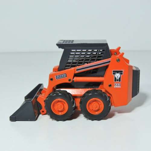 JOAL Thomas 133 S-Series skid steer die-cast construction model - Scale 1/32